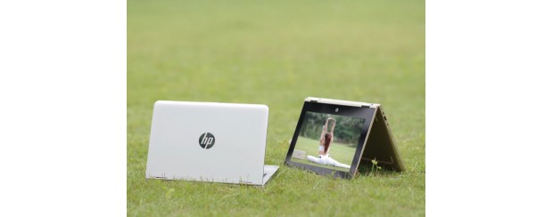 Người mẫu "đọ dáng" cùng laptop biến hình HP Pavilion X360